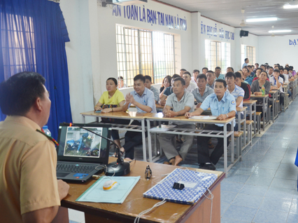 Báo cáo viên Phòng Cảnh sát giao thông (PC67) - Công an tỉnh tuyên truyền về an toàn giao thông cho học viên lái xe  Trường Trung cấp nghề GTVT.