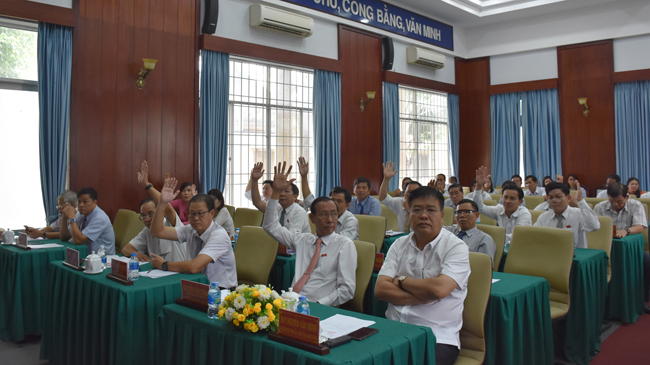 Đại biểu HĐND TX.Phú Mỹ biểu quyết đồng ý miễn nhiệm chức danh Phó Chủ tịch UBND đối với đồng chí Hồ Văn Phúc.