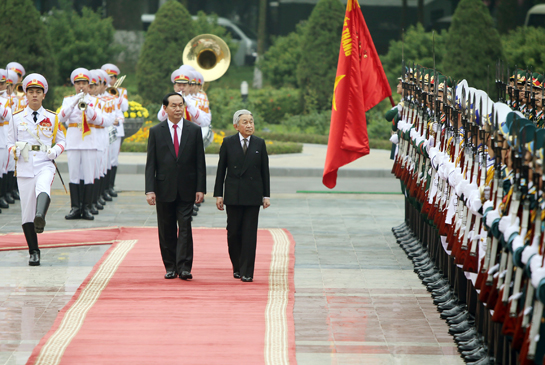 Chủ tịch nước Trần Đại Quang và Nhà vua Nhật Bản Akihito duyệt Đội danh dự Quân đội Nhân dân Việt Nam, tháng 3-2017.