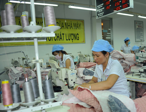 Công nhân Công ty TNHH May Quốc tế Việt An (CCN Hắc Dịch 1, TX. Phú Mỹ) gia công  hàng xuất khẩu. Ảnh: GIA AN