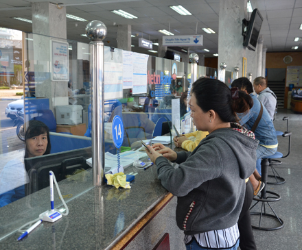 Khách hàng giao dịch tại ngân hàng Vietinbank, chi nhánh BR-VT. Ảnh: THU THẢO