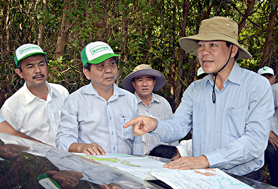 Đồng chí Nguyễn Hồng Lĩnh, Ủy viên Trung ương Đảng, Bí thư Tỉnh ủy, Chủ tịch HĐND tỉnh trao đổi với các thành viên Đoàn khảo sát.