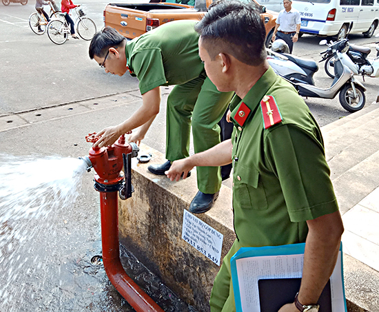 Cảnh sát PCCC tỉnh kiểm tra trụ nước cứu hỏa tại chợ Ngãi Giao (huyện Châu Đức).