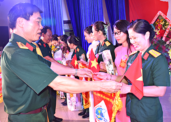 Đại tá Nguyễn Văn Hiệu, Phó Chủ nhiệm Chính trị Quân khu 7 tặng cờ lưu niệm cho các đội tham dự hội thi.