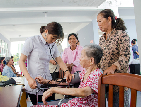 Bà Nguyễn Thị Vóc (xã Châu Pha, TX. Phú Mỹ) được các y, bác sĩ của Công ty TNHH Phòng khám Bác sĩ gia đình Sài Gòn (quận Tân Phú, TP. Hồ Chí Minh) khám bệnh và cấp thuốc miễn phí.