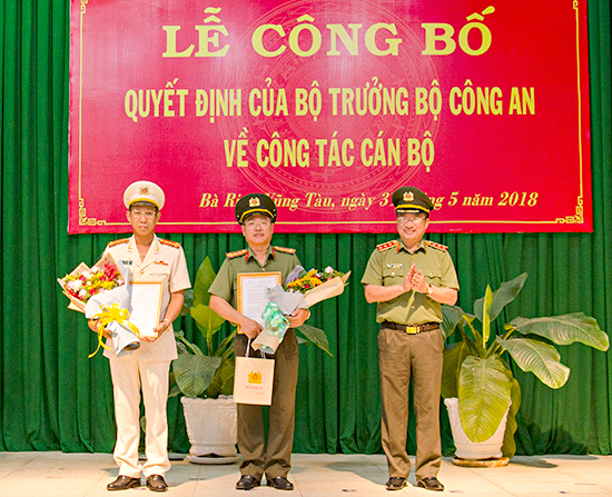 Thượng tướng Nguyễn Văn Thành, Thứ trưởng Bộ Công an trao các quyết định cho Đại tá Lê Tôi Sủng và Đại tá Bùi Văn Thảo.