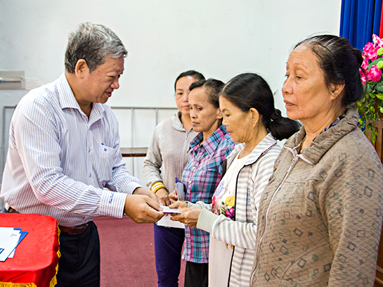 Ông Nguyễn Thanh Phong, Phó Tổng Giám đốc Công ty TNHH MTV Thép Miền Nam trao tiền hỗ trợ cho các hộ dân được tặng nhà.