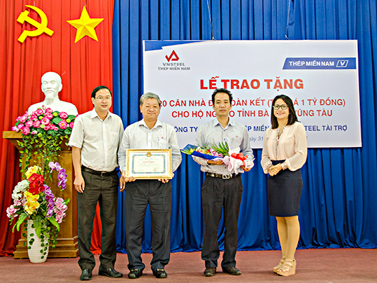 Đồng chí Lê Thị Trang Đài, Giám đốc Sở LĐTBXH và đồng chí Nguyễn Tấn Bản (bìa trái), Phó Chủ tịch UBND huyện Châu Đức trao Giấy khen của UBND huyện cho đại diện Công ty TNHH MTV Thép Miền Nam vì đã có đóng góp thiết thực cho Quỹ “Vì người nghèo” của địa phương.