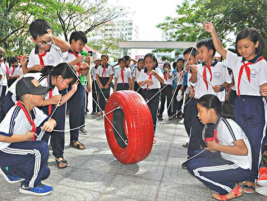 Thiếu nhi tham gia trò chơi vận động tại “Sân chơi kỹ năng sống” năm học 2017-2018 do Nhà Thiếu nhi tỉnh phối hợp với Hội đồng Đội TP. Vũng Tàu tổ chức. 