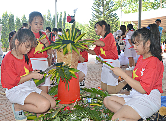 Thiếu nhi thi cắm hoa nghệ thuật trong Ngày hội  “Thiếu nhi vui khỏe - Tiến bước lên Đoàn” năm học 2017-2018 do Hội đồng Đội TP.Bà Rịa tổ chức. Ảnh: MINH NHÂN