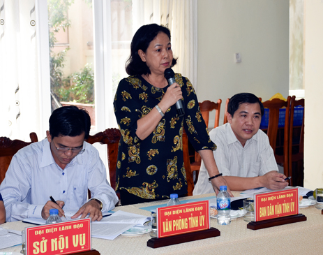 Đồng chí Nguyễn Hồng Diệp, Phó Trưởng Ban Dân vận Tỉnh ủy nêu những vấn đề liên quan đến công tác dân vận với Đảng ủy phường 1.