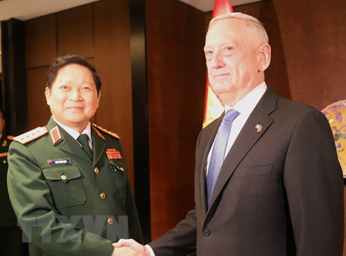 Bộ trưởng Quốc phòng Việt Nam Ngô Xuân Lịch và Bộ trưởng Quốc phòng Hoa Kỳ James Mattis.