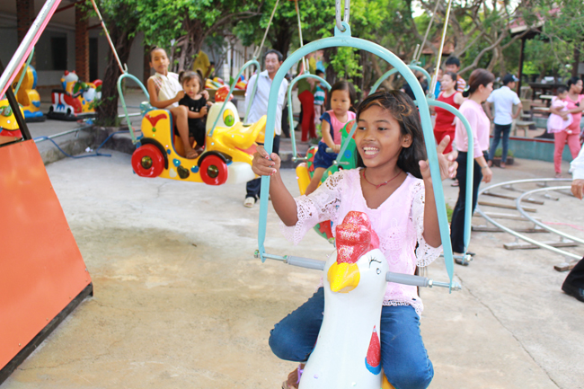 Trẻ em chơi trò ngựa quay tại Khu vui chơi.