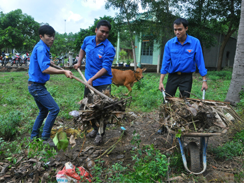 ĐVTN TX.Phú Mỹ dọn vệ sinh môi trường tại phường Hắc Dịch.