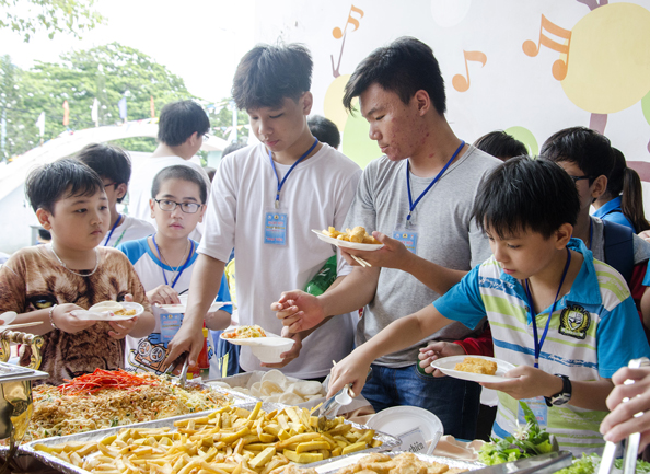 Các em thiếu nhi thưởng thức tiệc buffet do Nhà hàng Gành Hào (Chi nhánh DNTN Xăng dầu Long Phước) tài trợ.