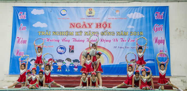 Tiết mục nhảy Aerobic trên nền nhạc bài hát “Thế giới tuổi thơ” do các em thiếu nhi CLB Aerobic Nhà Thiếu nhi tỉnh biểu diễn tại lễ khai mạc.