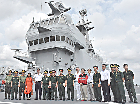 Các thành viên trong Đoàn chụp ảnh cùng chỉ huy tàu Dixmude tại điểm hạ cánh dành cho trực thăng trên boong tàu.