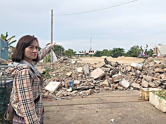 Bà Nguyễn Thị Giang tại thửa đất đang tranh chấp trong vụ kiện “Chia tài sản chung trong thời kỳ hôn nhân”.