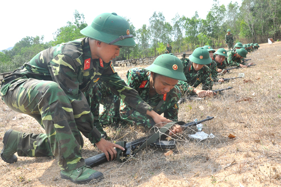 Huấn luyện chiến sĩ mới tại Trung đoàn Minh Đạm.