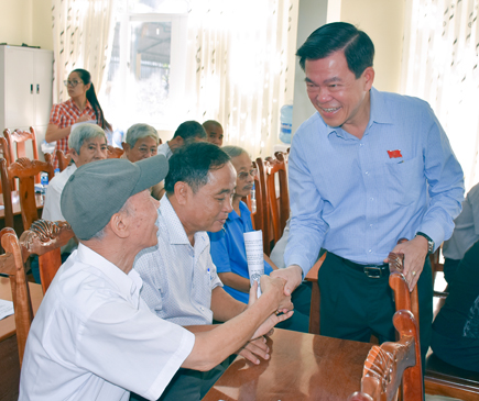 Đồng chí Nguyễn Hồng Lĩnh, Ủy viên Trung ương Đảng, Bí thư Tỉnh ủy, Chủ tịch HĐND tỉnh tiếp xúc cử tri phường 1, TP. Vũng Tàu. Ảnh: PHÚC LƯU