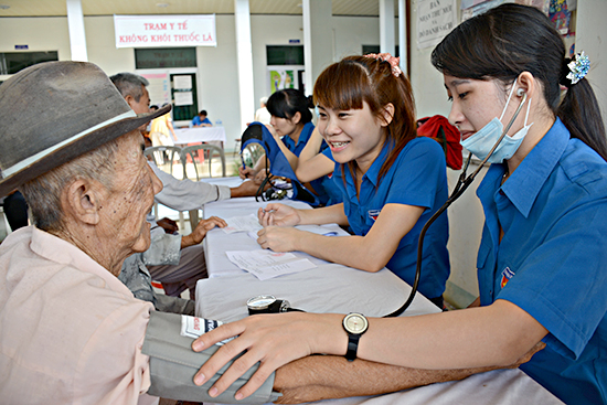 Đoàn viên, thanh niên Đoàn cơ sở Sở Y tế khám bệnh miễn phí cho người nghèo xã Long Tân (huyện Đất Đỏ) trong Ngày hội “Thầy thuốc trẻ làm theo lời Bác, tình nguyện vì sức khỏe cộng đồng”. Ảnh: MINH NHÂN