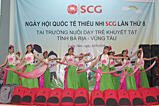 Học sinh Trường Nuôi dạy trẻ khuyết tật biểu diễn văn nghệ  trong Ngày hội Quốc tế thiếu nhi SCG 2018. 