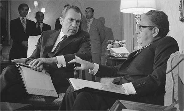 Tổng thống Nixon (trái) và ông Kissinger.