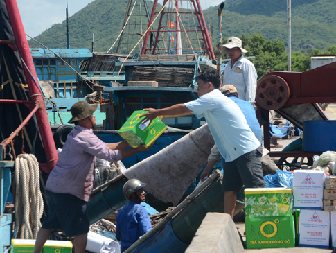 Ngư dân chuẩn bị thức ăn, nhu yếu phẩm trước khi ra khơi tại cảng cá Hưng Thái (huyện Long Điền).