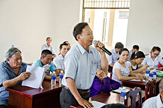 Cử tri Lê Phúc (thôn Trung Nghĩa, xã Nghĩa Thành, huyện Châu Đức) phát biểu các vấn đề về giá đền bù đất; chất lượng khám chữa bệnh bằng BHYT tại các cơ sở y tế.