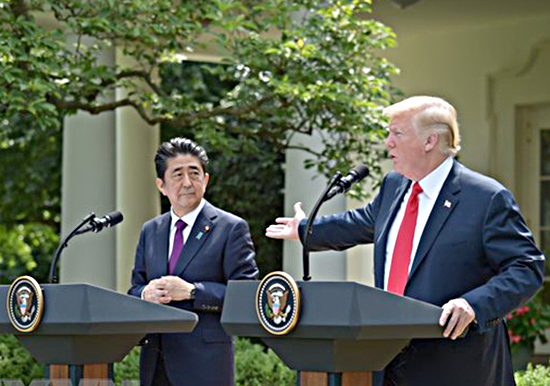 Tổng thống Mỹ Donald Trump (phải) và Thủ tướng Nhật Bản Shinzo Abe trong cuộc họp báo chung tại Nhà Trắng. 