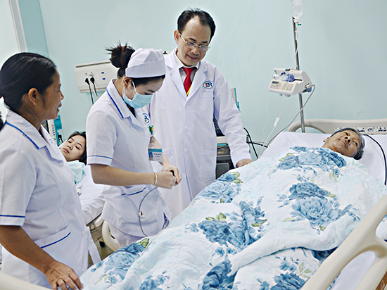 Y, bác sĩ Bệnh viện Bà Rịa chăm sóc bệnh nhân sau khi phẫu thuật.