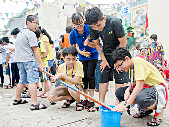 Thiếu nhi tham gia trò chơi vận động “Dẫn nước về làng” tại Ngày hội “Trải nghiệm kỹ năng sống”  do Công đoàn Viên chức tỉnh phối hợp với Nhà Thiếu nhi tỉnh, Báo Bà Rịa-Vũng Tàu tổ chức ngày 2-6-2018. Ảnh: BẢO KHÁNH