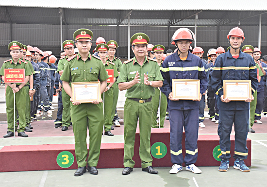 Đại tá Nguyễn Tấn Chí, Giám đốc Cảnh sát PCCC tỉnh trao giải cho đại diện các đoàn đạt thành tích cao tại hội thao.