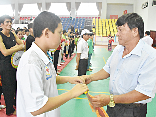 Ông Đặng Văn Cường, Giám đốc Trung tâm huấn luyện và thi đấu TDTT tỉnh, Phó Trưởng Ban tổ chức giải trao cờ lưu niệm cho đại diện các đơn vị tham dự giải. 