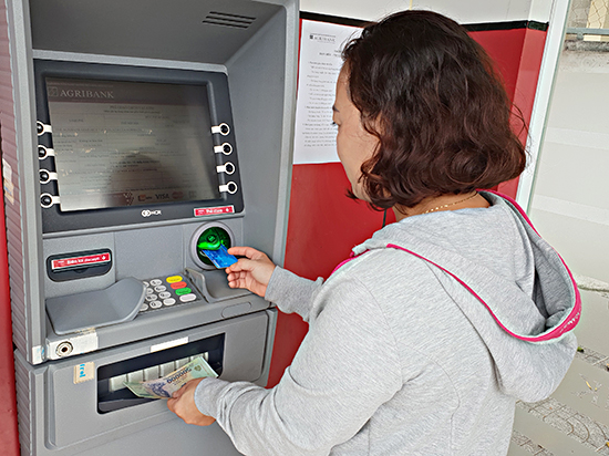 Khách hàng rút tiền tại cây ATM của Ngân hàng Agribank (đường Lương Thế Vinh, TP. Vũng Tàu). 