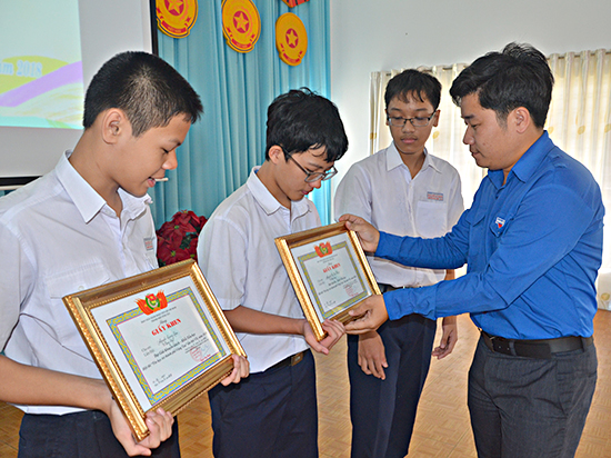 Anh Nguyễn Công Thành, Bí thư Thành Đoàn Vũng Tàu trao Giấy khen cho HS đạt giải Nhất, Nhì, Ba bảng B hội thi “Tin học trẻ” lần thứ VII, năm 2018.