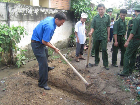 Ông Hoàng Đăng Chinh, Phó Bí thư Thường trực Đảng ủy phường Phước Nguyên cùng người dân, lực lượng vũ trang khơi thông cống rãnh, bảo đảm vệ sinh môi trường trên địa bàn phường.