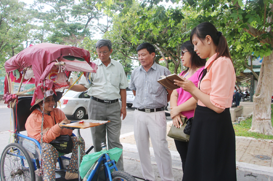 Ông Trần Minh Đức, Phó Chủ tịch Hội NNCĐDC và BTXH tỉnh (thứ 2 từ trái qua) tìm hiểu cuộc sống của bà Nguyễn Thị Kim Oanh (người khuyết tật ở phường Kim Dinh, TP.Bà Rịa) sau khi được hỗ trợ vốn để bán vé số. 