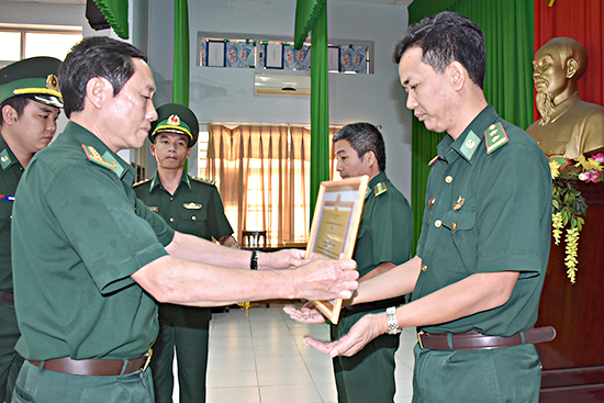 Đại tá Đinh Quốc Tuấn, Chính ủy BĐBP tỉnh tặng giấy khen cho tập thể có thành tích xuất sắc trong 5 năm thực hiện Đề án “Đổi mới công tác giáo dục chính trị tại đơn vị trong giai đoạn mới”.