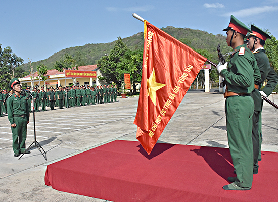 Chiến sĩ mới tuyên thệ trước Quân kỳ.