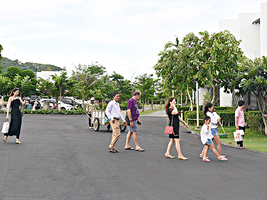 Du khách đến Oceanami Long Hai Villas & Beach Club.