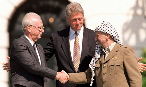 Thủ tướng Israel Yitzhak Rabin (trái) và lãnh đạo Palestine  Yasser Arafat bắt tay tại Bãi Nam Nhà Trắng ngày 13-9-1993. 