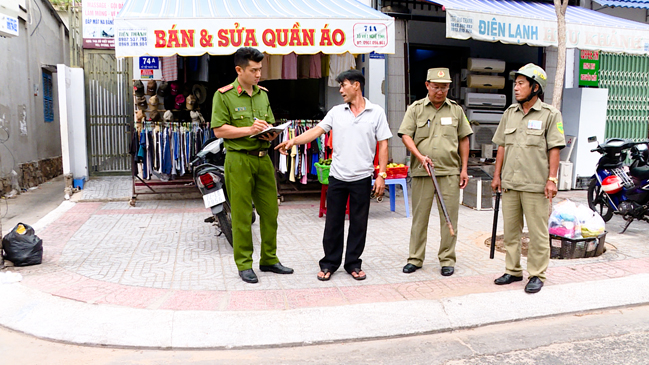 Ông Phạm Hữu Khánh (thứ 2 từ trái qua) kể lại quá trình cùng người dân bắt giữ tên cướp Nguyễn Trường Thọ. 