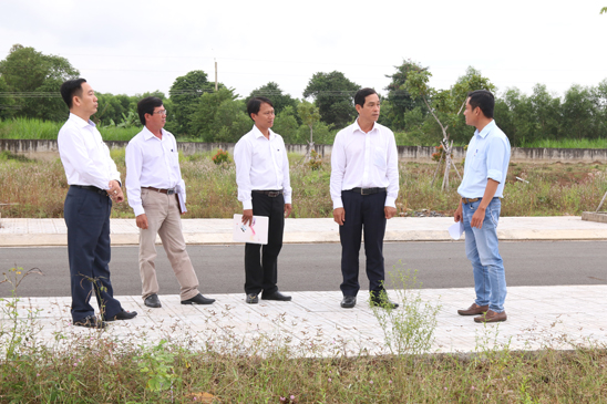 Đoàn giám sát của HĐND huyện Đất Đỏ do ông Huỳnh Văn Phi (thứ 2 từ phải qua), Chủ tịch HĐND huyện làm Trưởng đoàn, giám sát công tác triển khai các dự án trên địa bàn huyện. Ảnh: TUẤN VŨ 