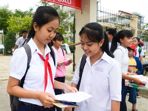 Các thí sinh dự thi vào Trường THPT Võ Thị Sáu (huyện Đất Đỏ) trao đổi bài sau khi kết thúc môn thi Toán. Ảnh: MINH NHÂN 