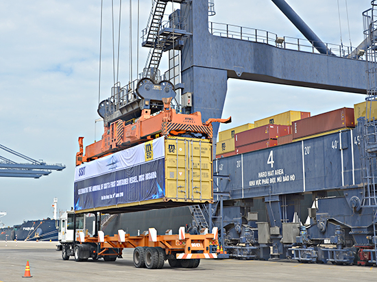 Cảng SSIT đón nhận những container hàng đầu tiên.