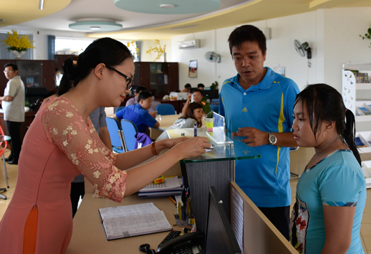 Nhân viên Trung tâm hỗ trợ khách du lịch TP.Vũng Tàu tiếp nhận thông tin từ du khách về việc trẻ em đi lạc. Ảnh: ĐĂNG KHOA