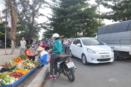 Tình trạng buôn bán lấn chiếm lòng đường, vỉa hè cũng xảy ra  tại khu vực chợ tự phát đường 2-9 - Nguyễn Hữu Cảnh.