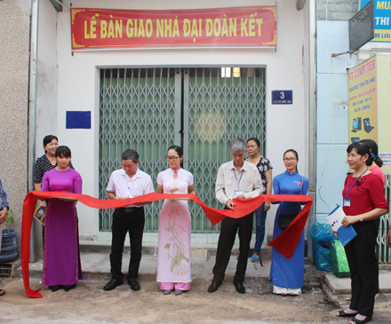 Đại diện chính quyền địa phương cắt băng khánh thành và bàn giao nhà đại đoàn kết cho hộ bà Nguyễn Thị Xuân. 