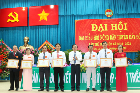 Đồng chí Hồ Văn Lợi - Tỉnh Uỷ viên, Bí thư Huyện ủy Đất Đỏ tặng giấy khen cho các cá nhân có “thành tích xuất sắc trong công tác Hội và phong trào nông dân nhiệm kỳ 2012 - 2017.